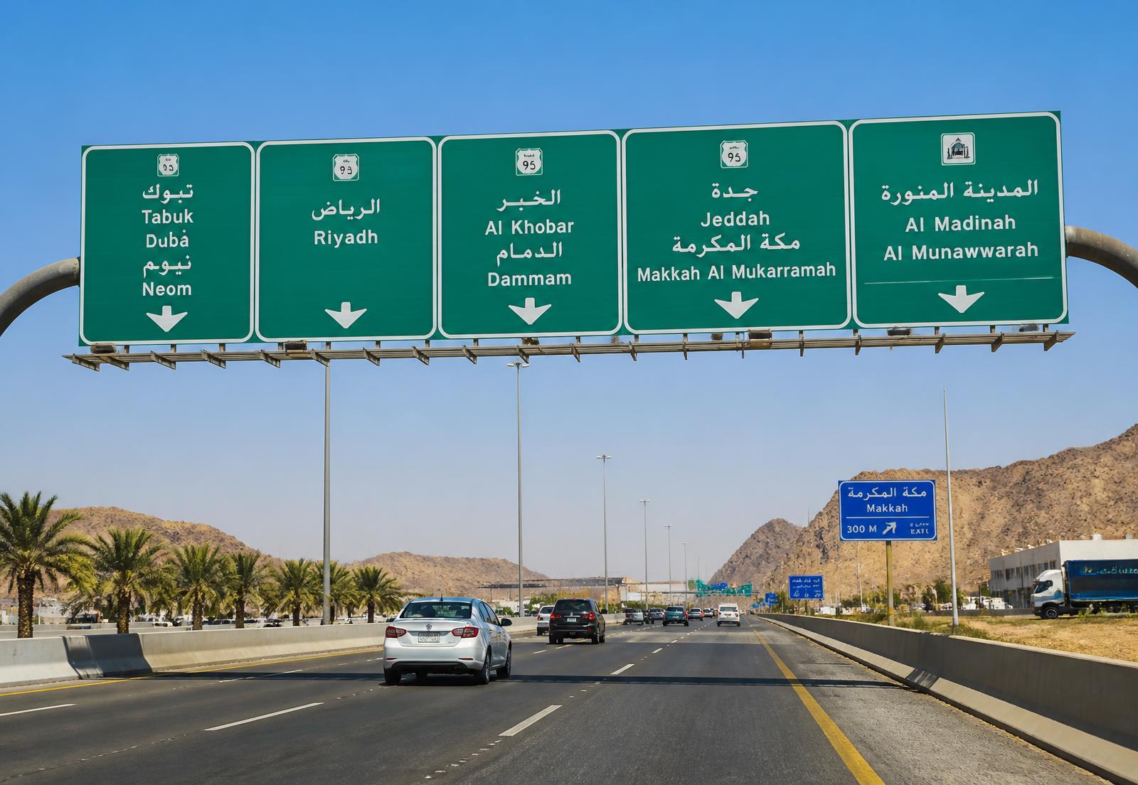 لوحات إرشادية علوية خضراء على طريق متعدد المسارات